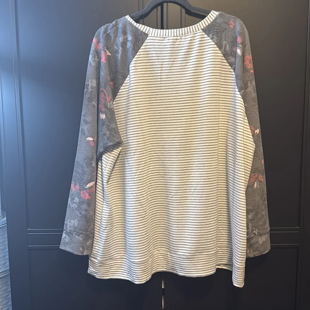 Lane Bryant Raglan Top – Size 26/28 - Picture 3 of 4